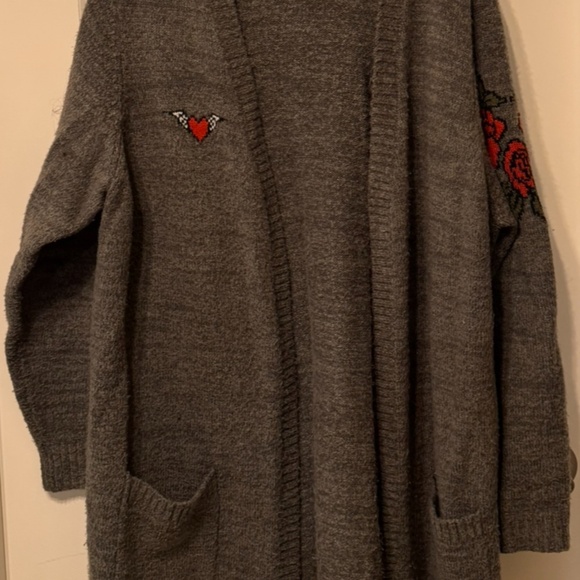 🖤🧵 Cozy-cool with attitude! Cardigan with skull & roses graphics ☠️ 🌹 - Picture 4 of 14